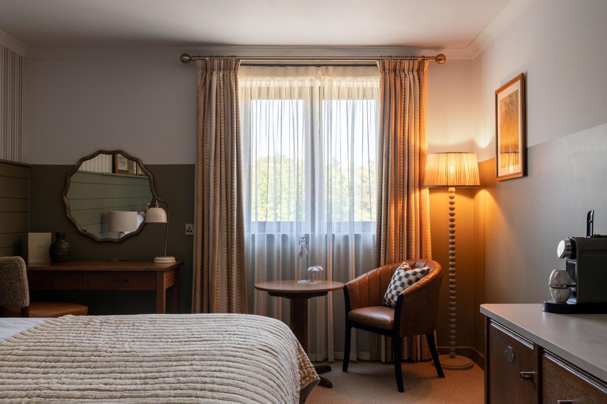 Crown Hotel Чертси Экстерьер фото