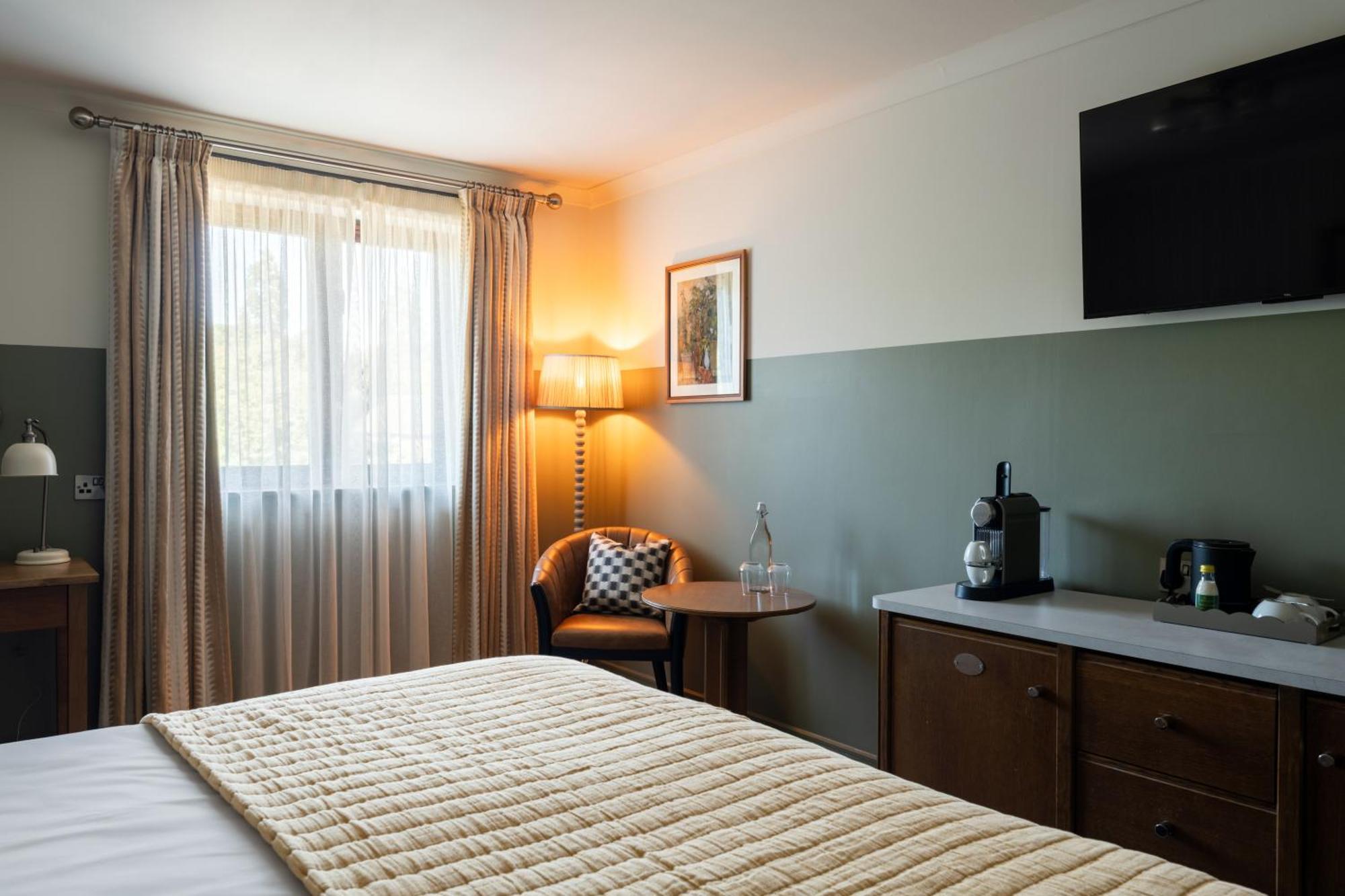 Crown Hotel Чертси Экстерьер фото
