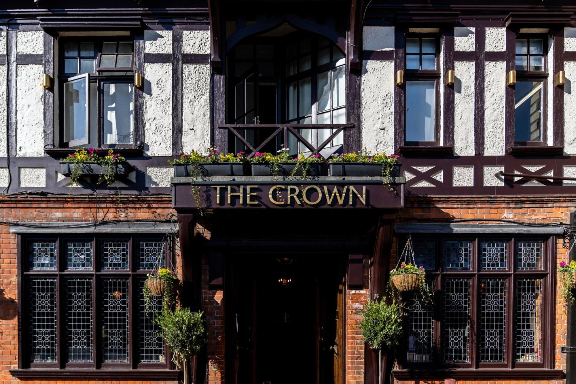 Crown Hotel Чертси Экстерьер фото