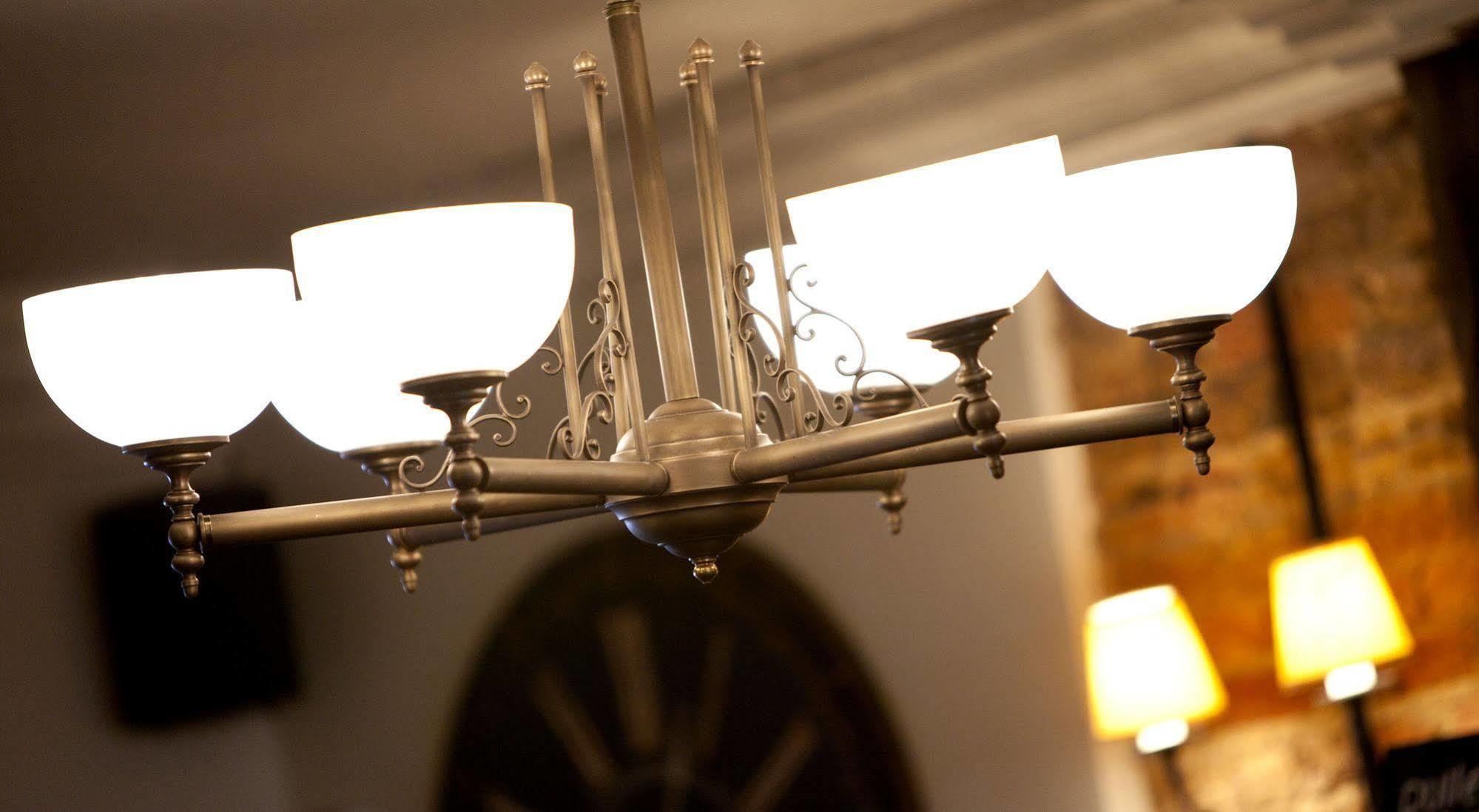 Crown Hotel Чертси Экстерьер фото