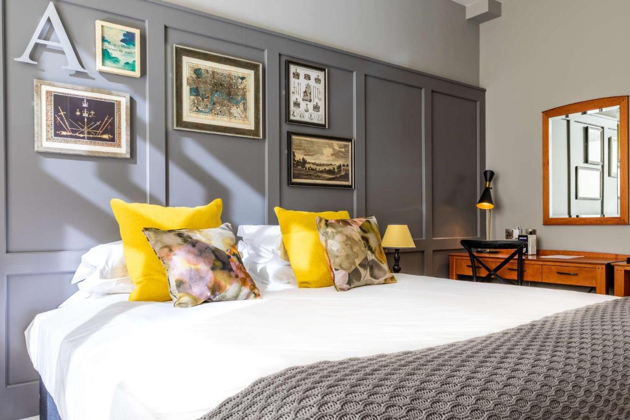 Crown Hotel Чертси Экстерьер фото