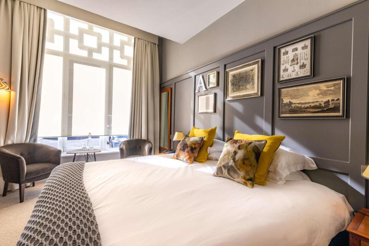 Crown Hotel Чертси Экстерьер фото
